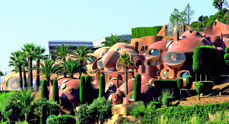 Illustration for article titled FantasĂas de arquitectos que se hicieron realidad: los edificios mĂĄs
extraños y fascinantes del planeta